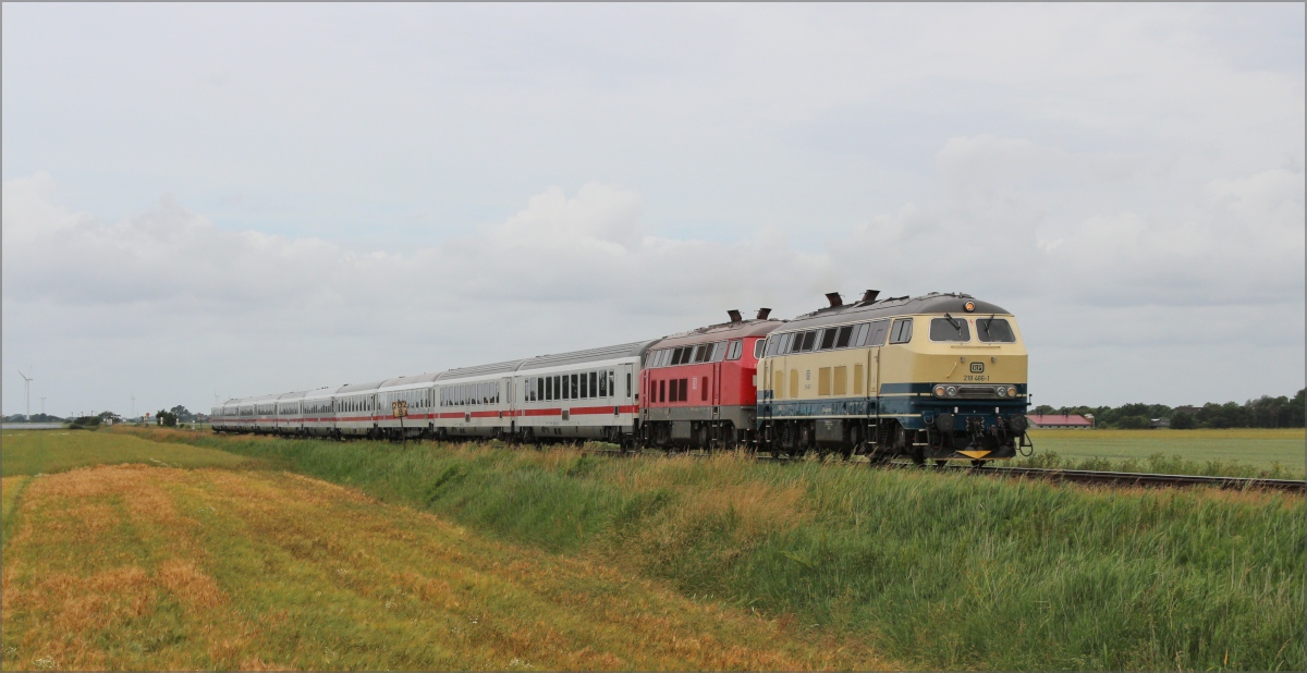 RP 218 466 und 218 321 mit IC in Richtung Süden am 28.06.20 am Bü Triangel in der Nähe von Niebüll