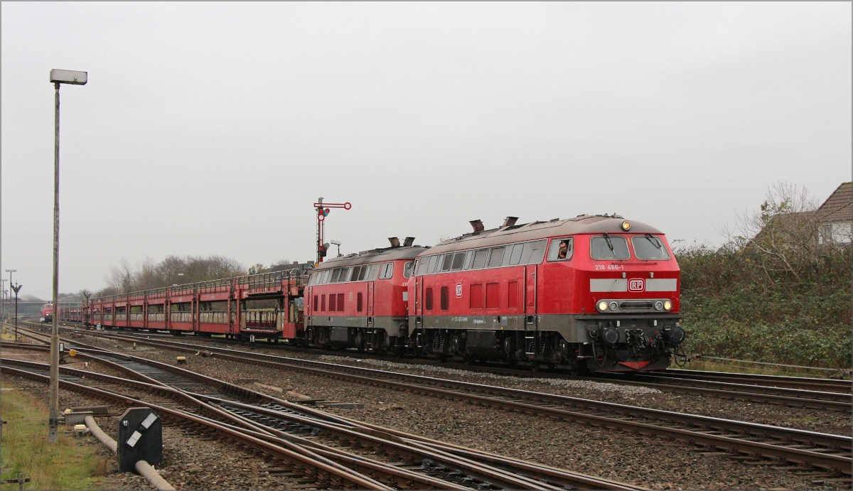 RP 218 466 mit Schwesterlok am 15.11.19 beim Bereitstellen eines Sylt-Shuttles in Westerland (Sylt)