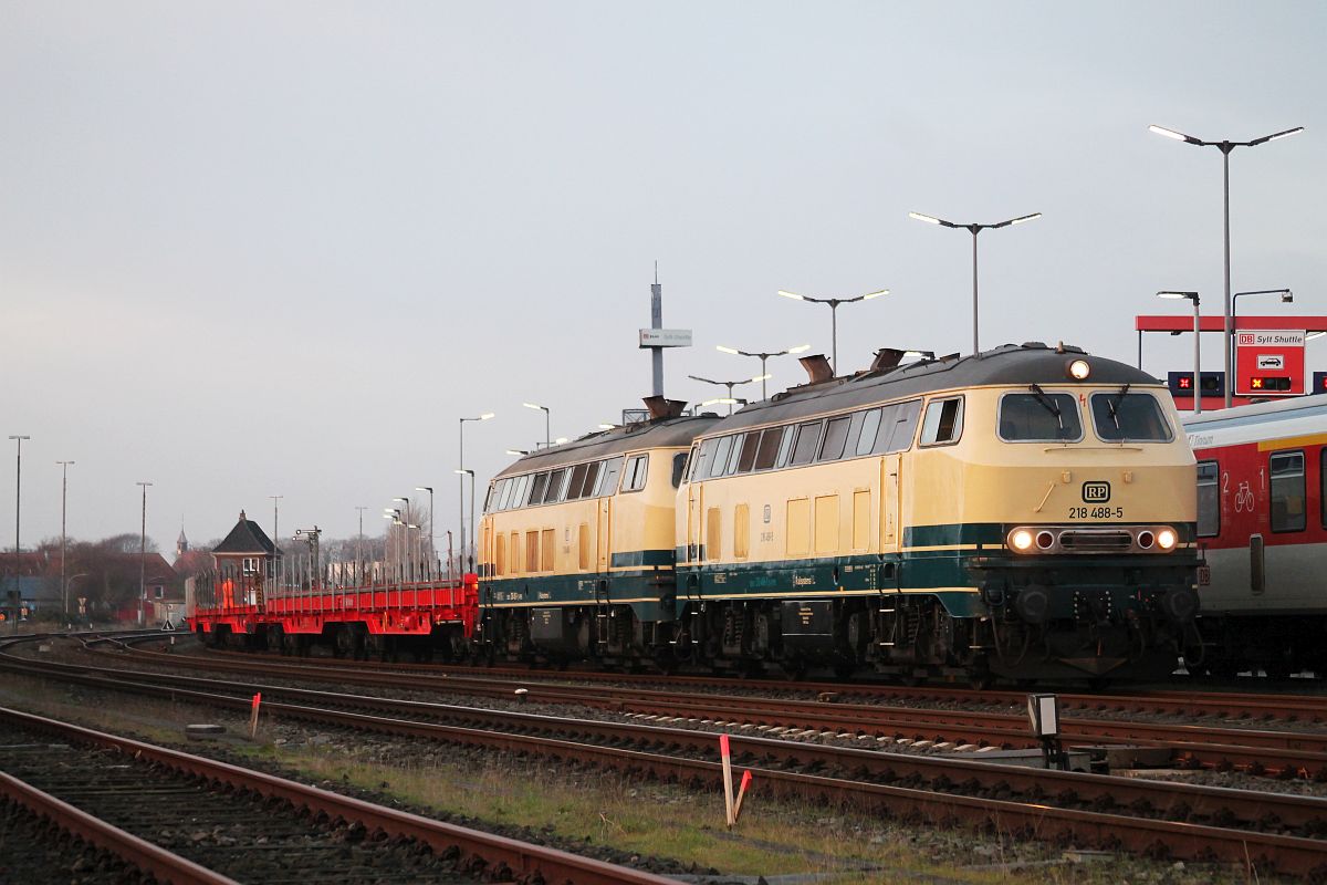 RP 218 488 + 218 490 rangieren mit Autotransportwagen im letzten Sonnenlicht in Niebüll 16.12.2020 