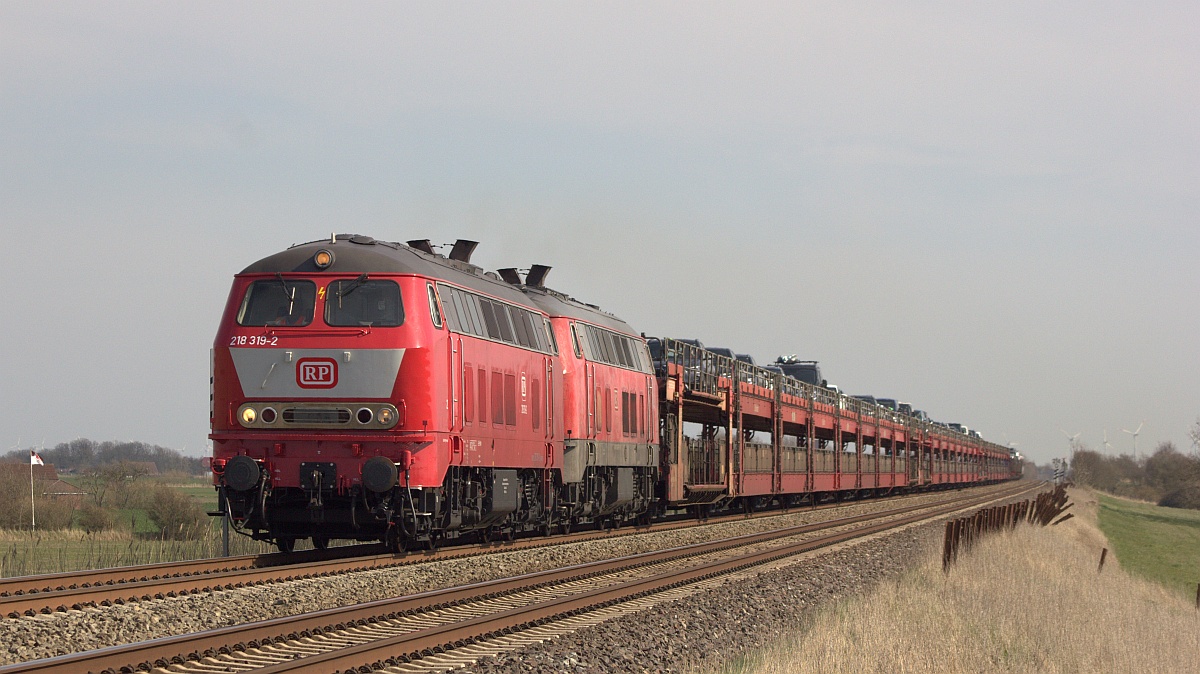 RPRS 218 319-2 und DB 218 463-8 mit SyltShuttle nach Westerland. Wiedingharder Neuer Koog 18.04.2021