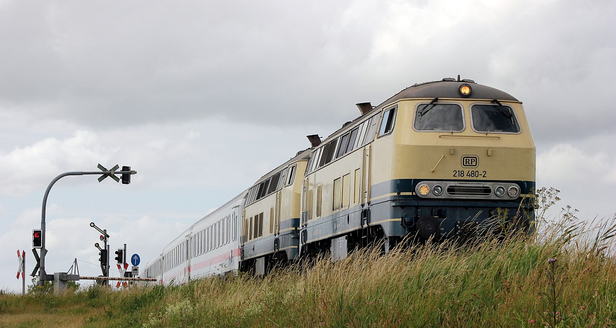 RPRS 218 480-2 und 490-1 mit IC Richtung Hamburg. Lehnshallig 28.06.2020