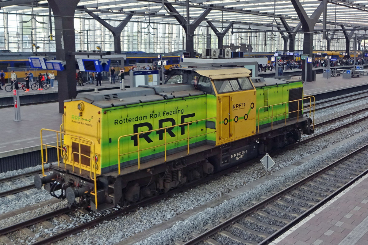 RRF 17 durchfahrt in aller Ruhe Rotterdam centraal am 18 Mai 2019.