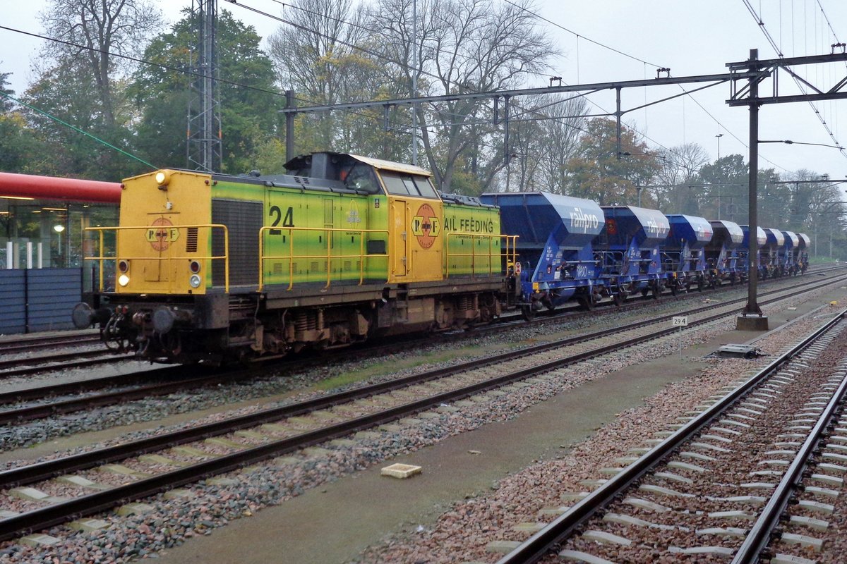 RRF 24 steht am 4 November 2017 mit ein Schötterzug in Dordrecht Centraal.