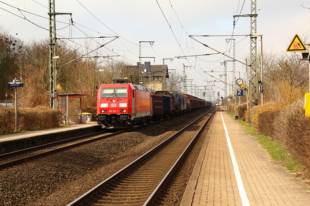 RSC 185 327-1 fährt hier mit einem Gz aus Dänemark durch den kleinen Ort Jübek bei Schleswig. 24.03.2012
