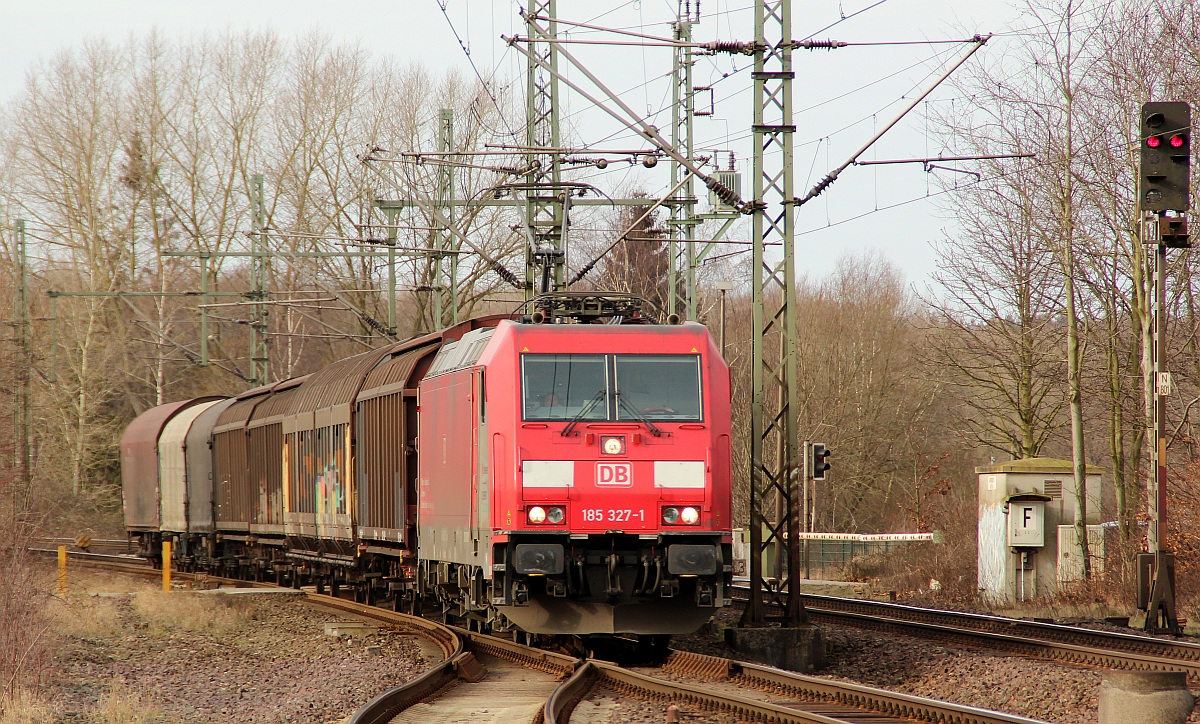 RSC 185 327-1 mit dem sehr langen 44781 bei der Durchfahrt in Schleswig. 20.02.2012