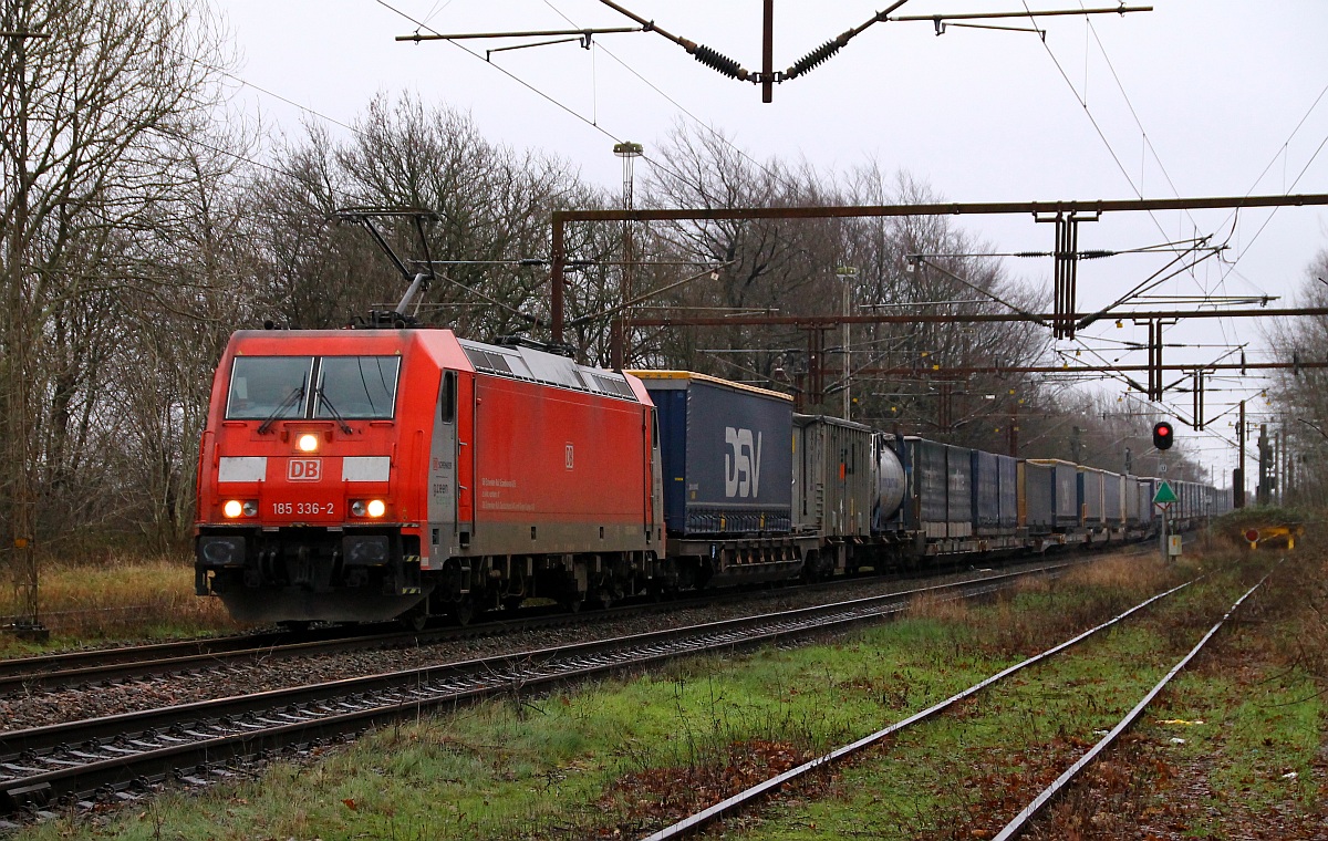 RSC 185 336-1 hat hier mit dem Norfolk/Samskip/DSV KLV Einfahrt in Padborg/DK. 08.12.2013