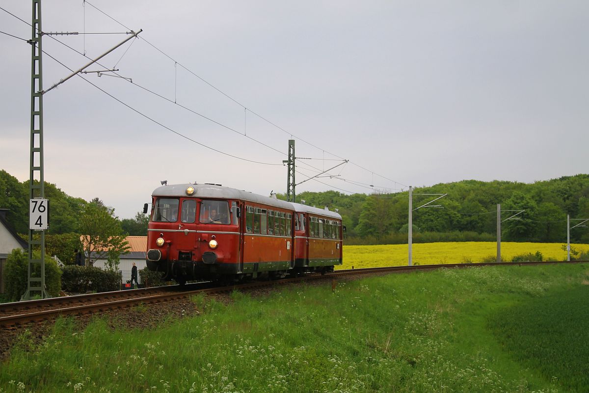 RSE MAN Schienenbusse VT 25 + VT 23 am Bü Rüllschauer Weg in Flensburg-Tarup, 09.05.2024