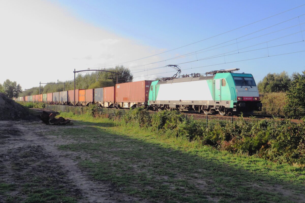 RTB 186 229 zieht umgeleiteter KLV durch Tilburg-Reeshof am 15 Oktober 2021.