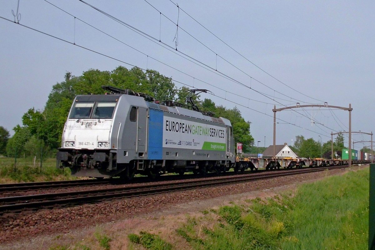 RTB 186 421 dnnert durch Oisterwijk am 8 Mai 2020.