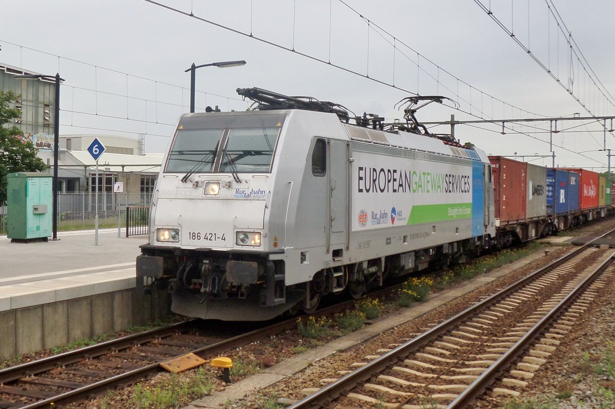 RTB 186 421 durchfahrt am 29 Juni 2016 in Rheschrittempo Tilburg.