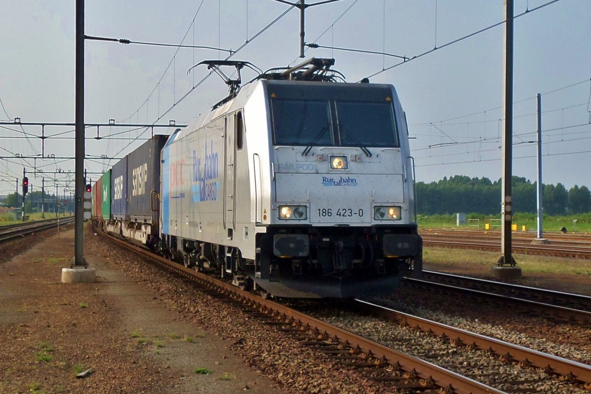 RTB 186 423 durchfahrt Lage Zwaluwe am 23 Juli 2016.