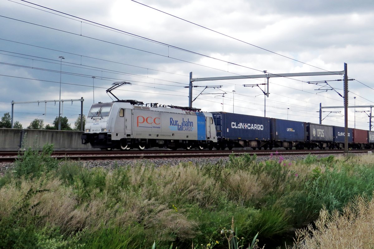 RTB 186 423 durchfahrt mit der PCC Shuttle am 2 Juli 2020 Valburg CUP.