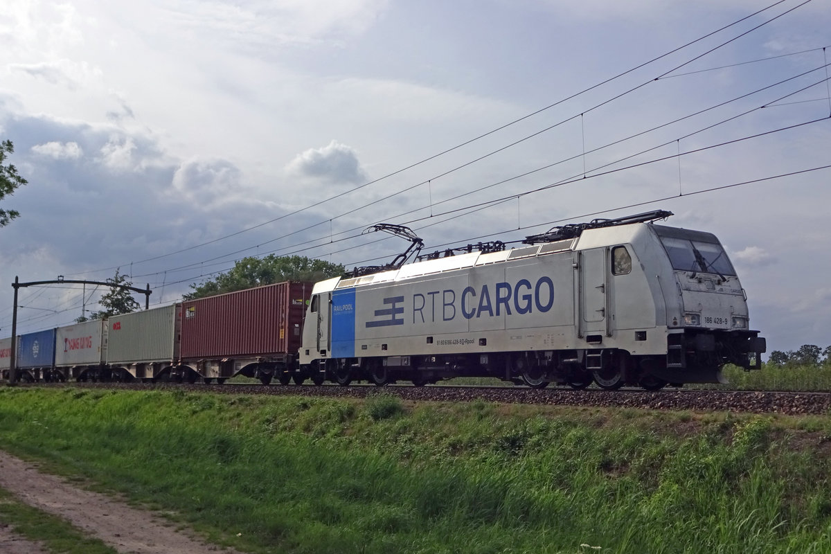 RTB 186 428 schleppt ein der Blerick-Shuttle bei Tilburg Oude Warande am 12 Augustus 2019.