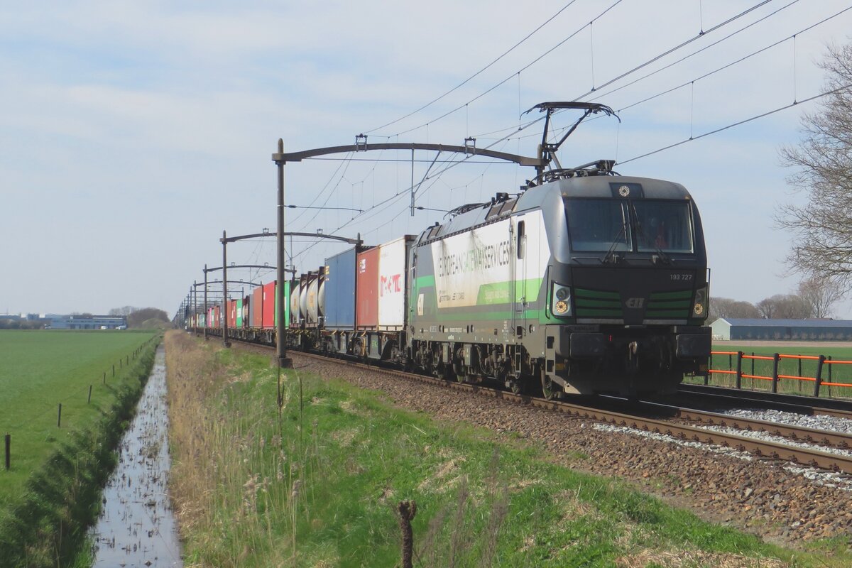 RTB 193 727 zieht ein Containerzug durch Hulten am 15 April 2023.