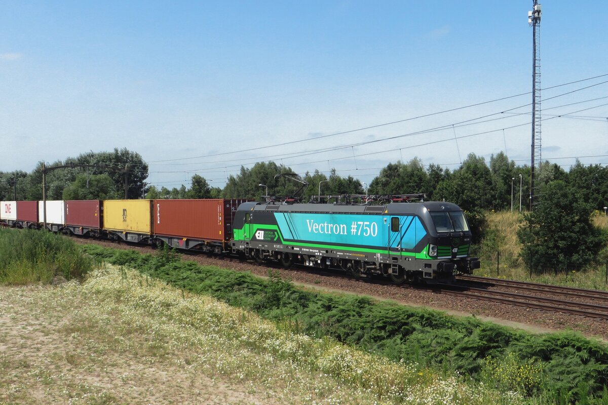 RTB 193 756 -die 750. Vectron- schleppt ein Containerzug durch Tilburg-Reeshof am 23 Juli 2021.