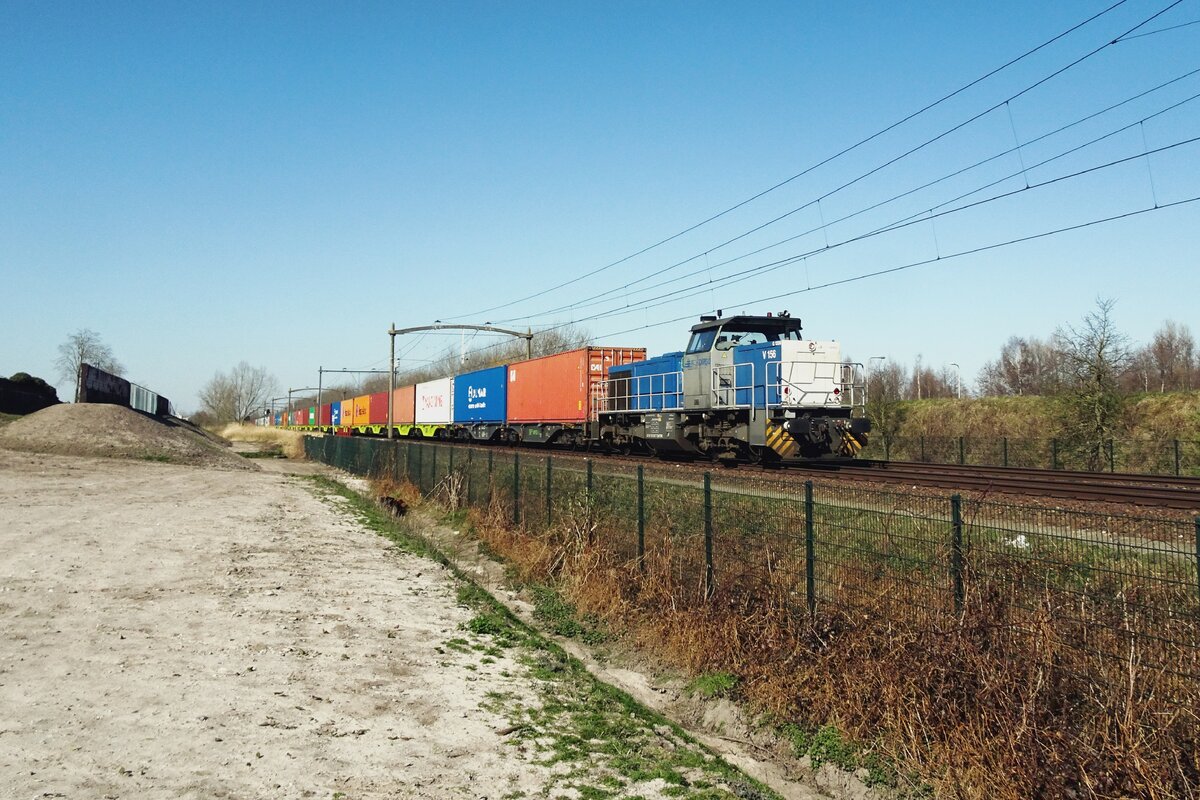 RTB V156 schleppt der Blerick-KLV durch Tilburg Reeshof am 18 März 2022.