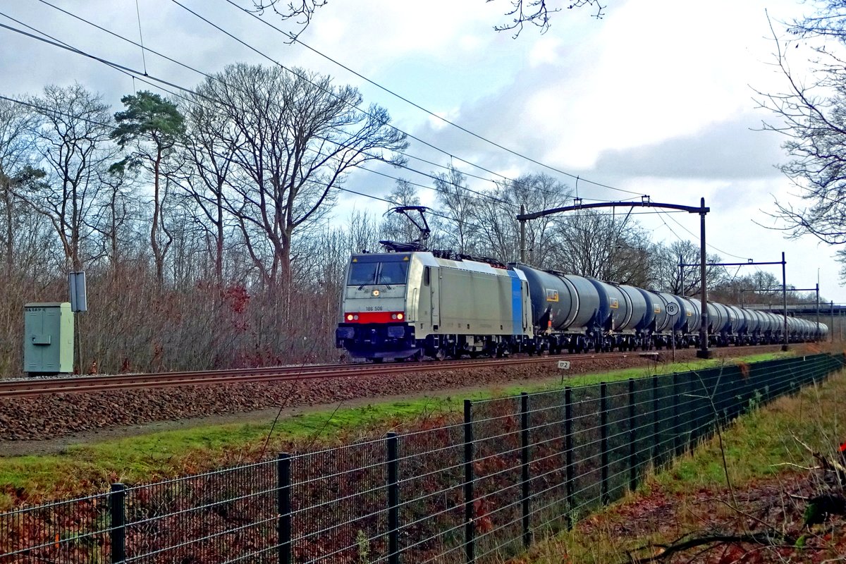 RTB/RailPool 186 506 schleppt ein Millet-Kesselwagenzug durch Tilburg Oude Warande am 14 Dezember 2019.