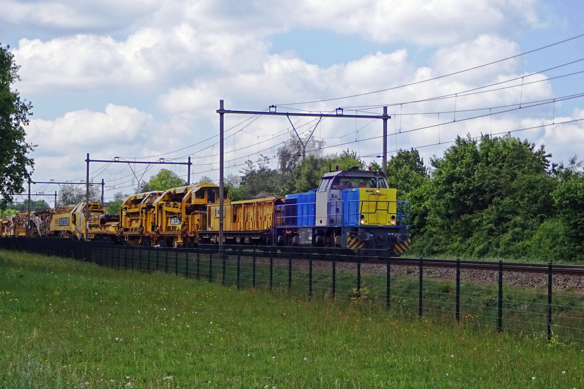 RTS 1018 schleppt bei Alverna ein Swietelski Glewisbaugerät am 11 Mai 2019.