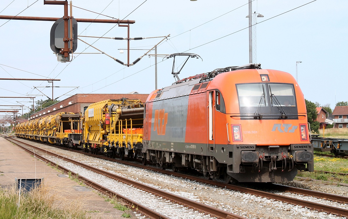 RTS 1216 901-9 mit Swietelsky Bauzug in Padborg am 22.08.2021