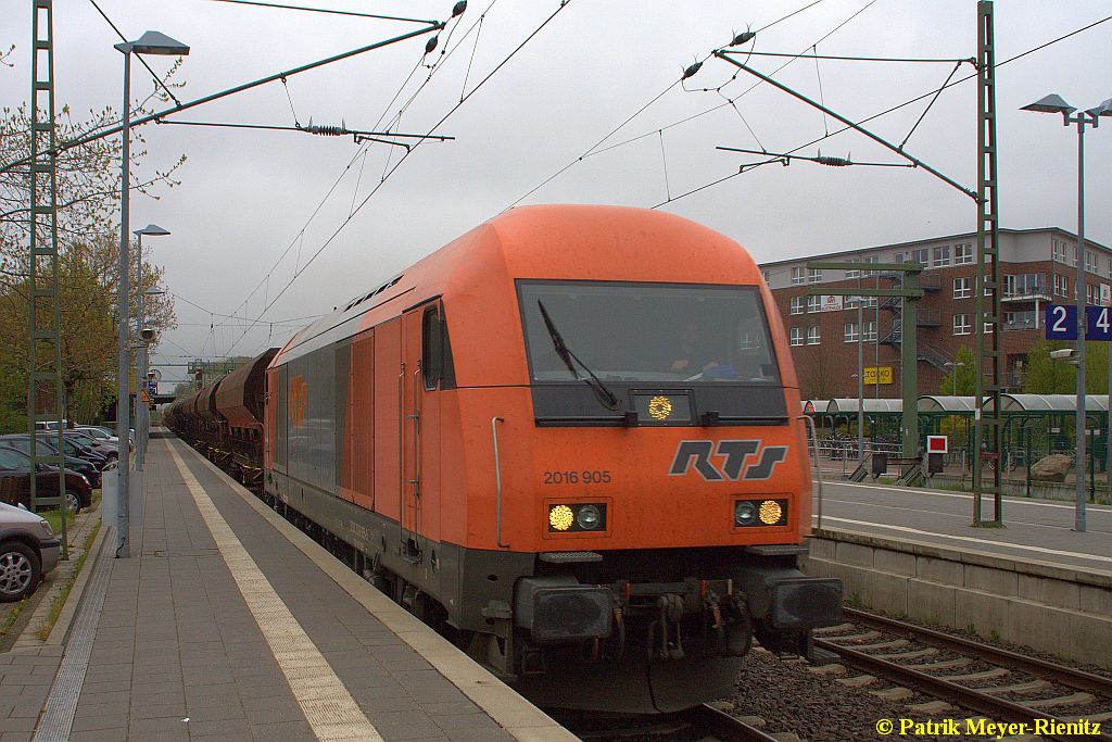 RTS 2016.905 mit Bauzug am 26.04.2015 in Buxtehude Richtung Stade