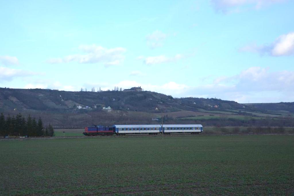 RTS 745 702-1 mir zwei CD-Liegewagen als DGS 41386 (Rostock - Karsdorf), am 10.03.2017 bei Kirchscheidungen. (Foto: dampflok015)