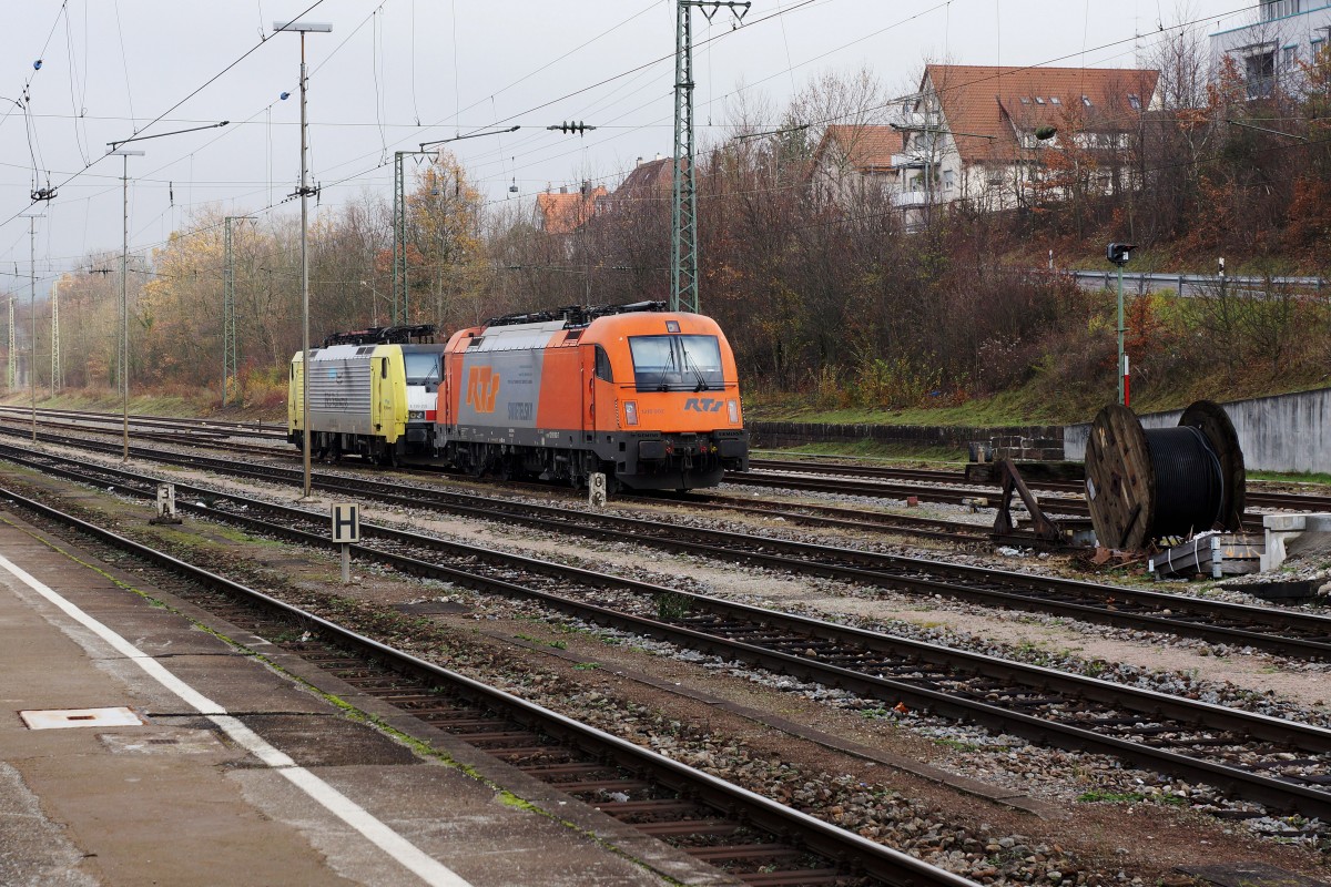 RTS SWIETELSKY 1216 902 und ERS RAILWYS E 89-2 ES 64 F4 in Weil am Rhein am 27. Oktober 2015.
Foto: Walter Ruetsch