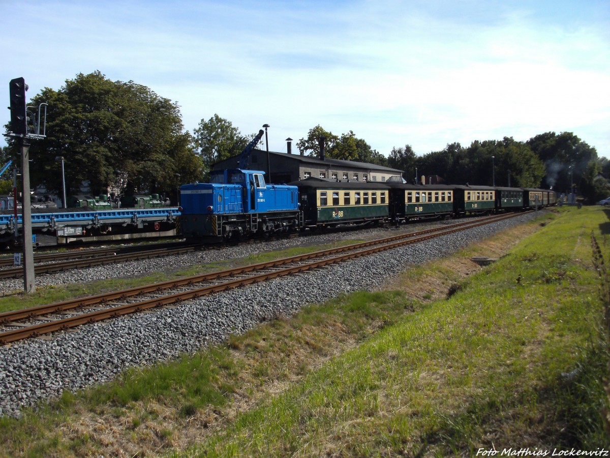 RBB 251 901 als Schlusslicht unterwegs nach Lauterbach Mole bei derausfahrt aus Putbus am 27.8.13