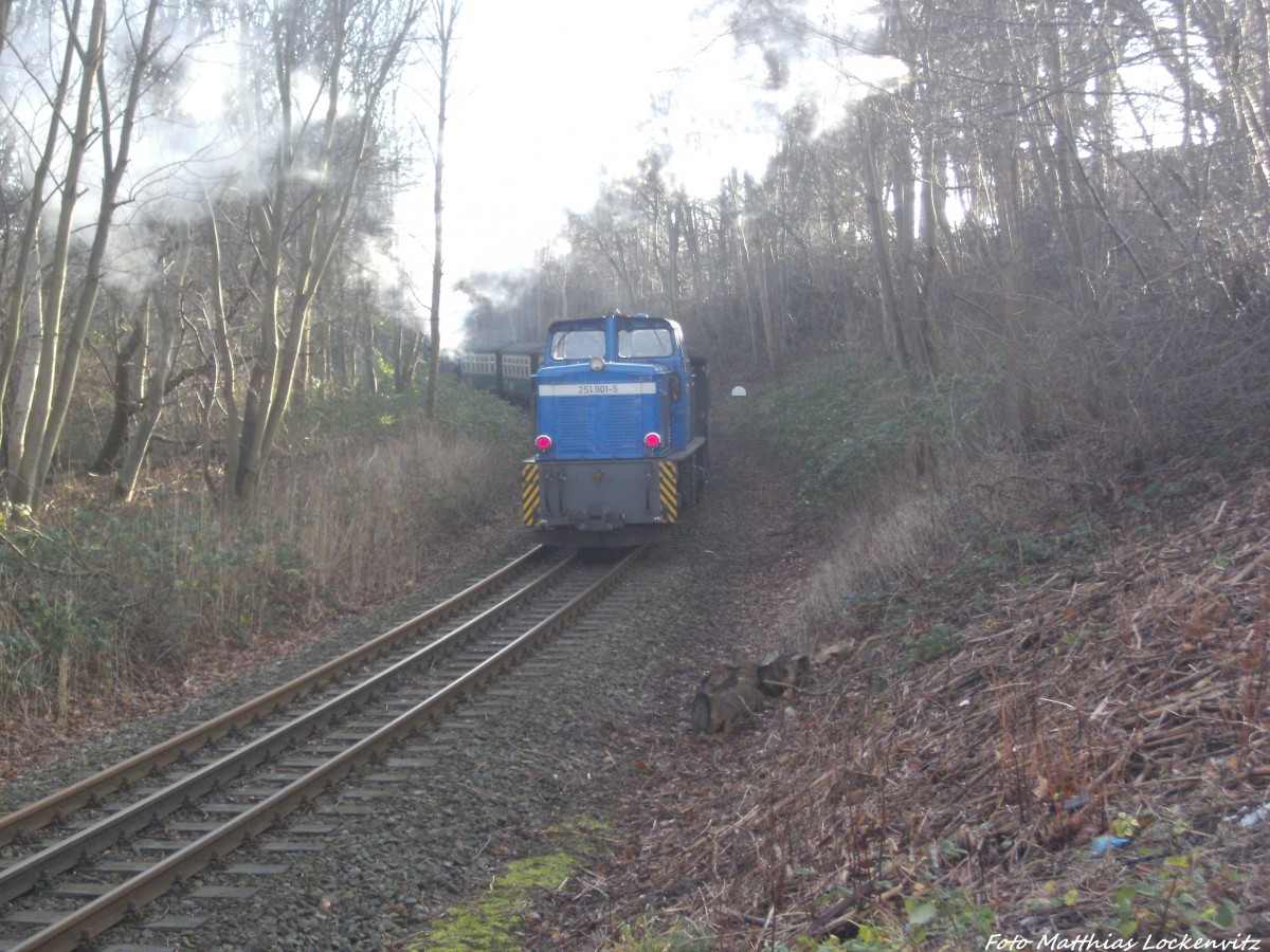 RüBB 251 901 als Schlusslicht des Zuges unterwegs nach Lauterbach Mole am 27.12.13