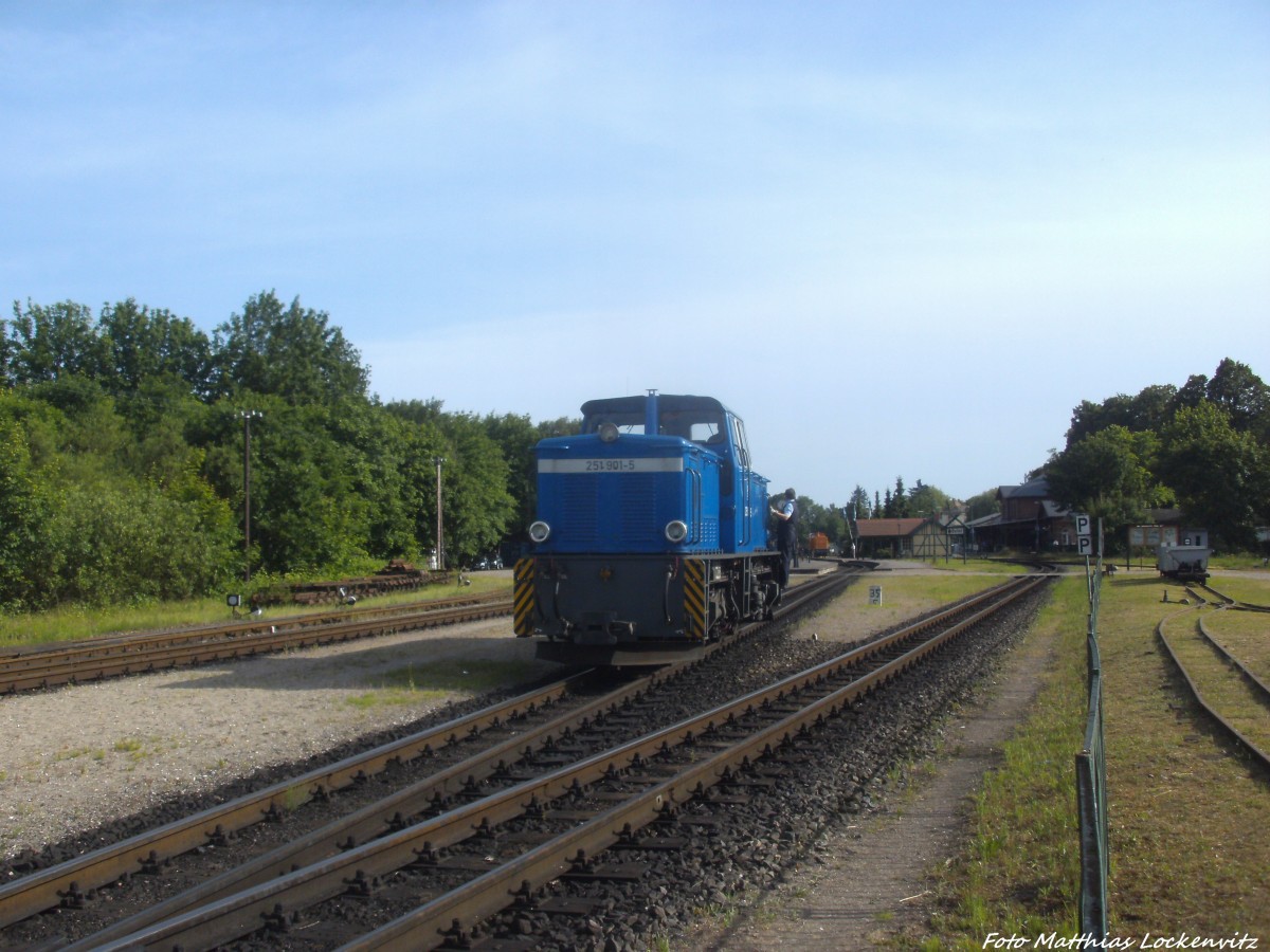 RüBB 251 901 auf Rangierfahrt in Putbus am 8.6.14