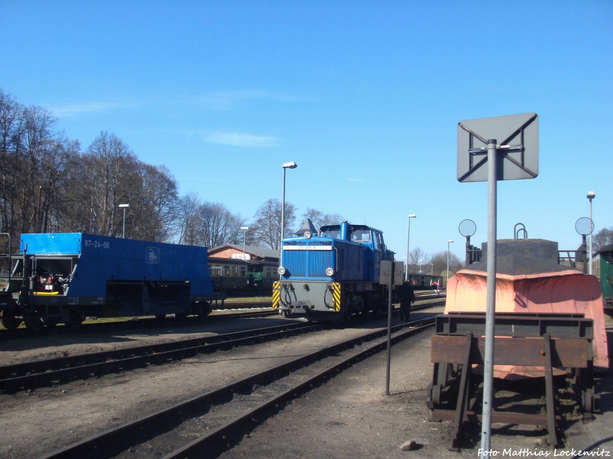 RBB 251 901 bei der rangierarbeit im Kleinbahn BW Putbus am  20.3.14