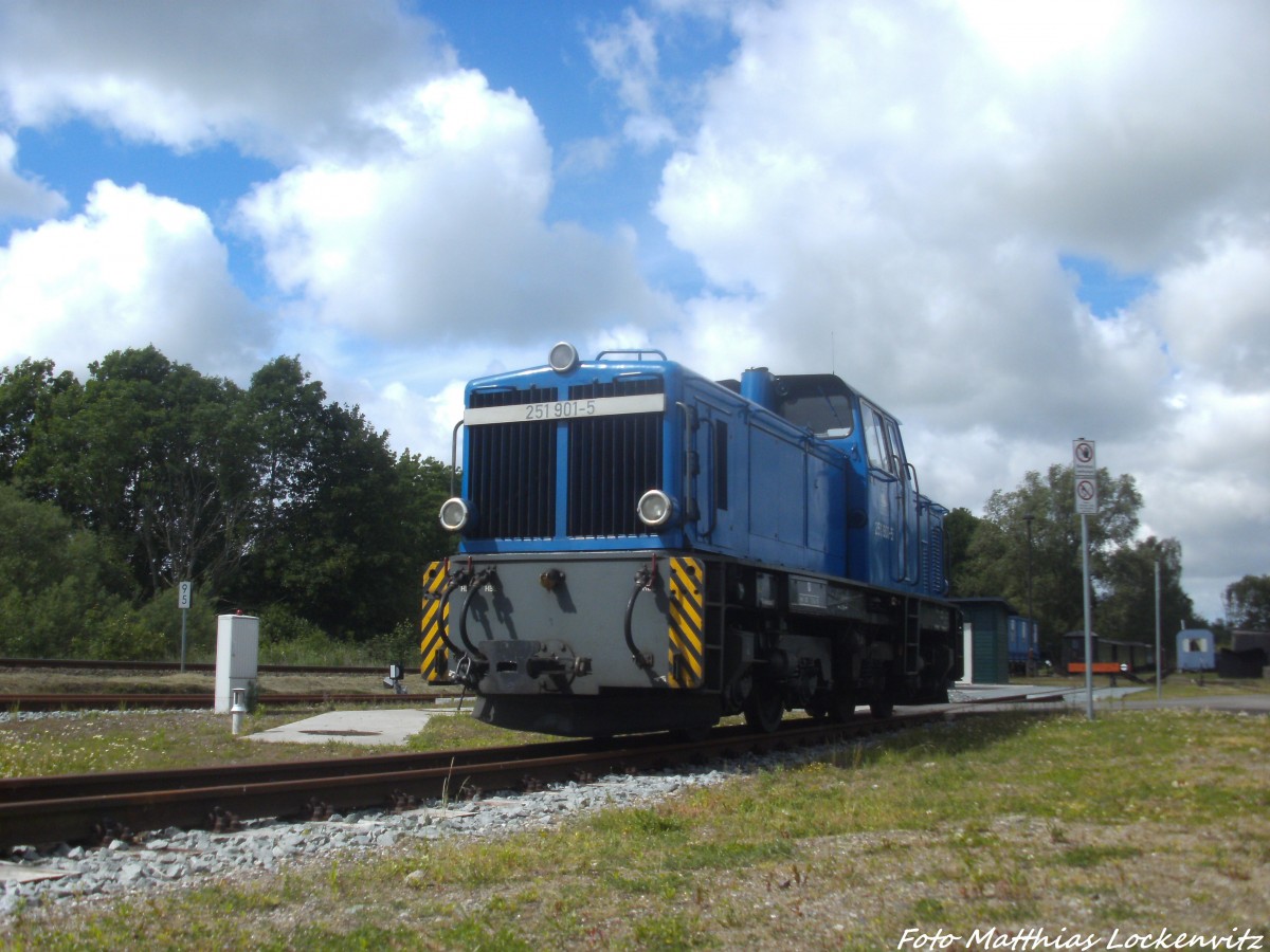 RBB 251 901 beim verlasen der Loktankstelle in Putbus am 13.6.14