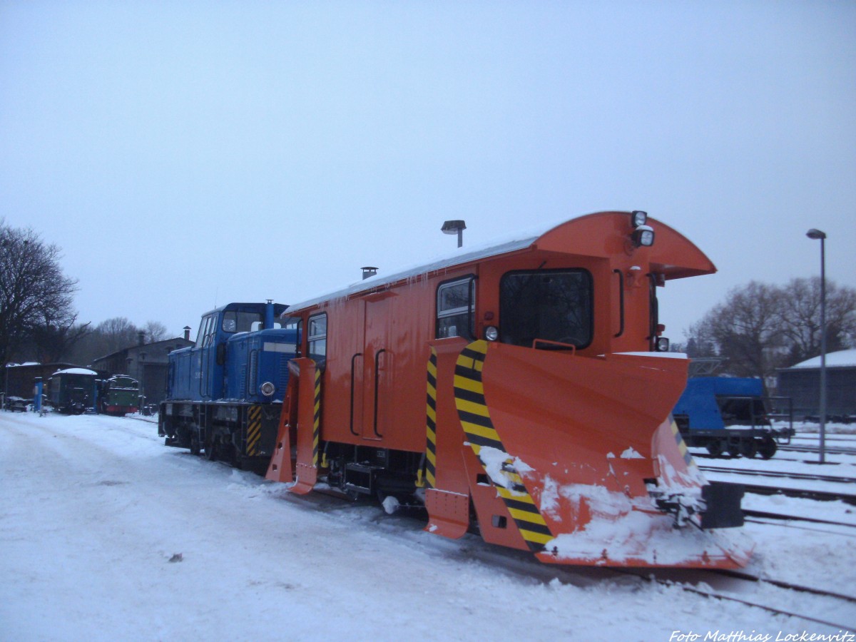 RüBB 251 901 mit dem Schneepflug abgestellt am Kleinbahn BW Putbus am 30.1.14