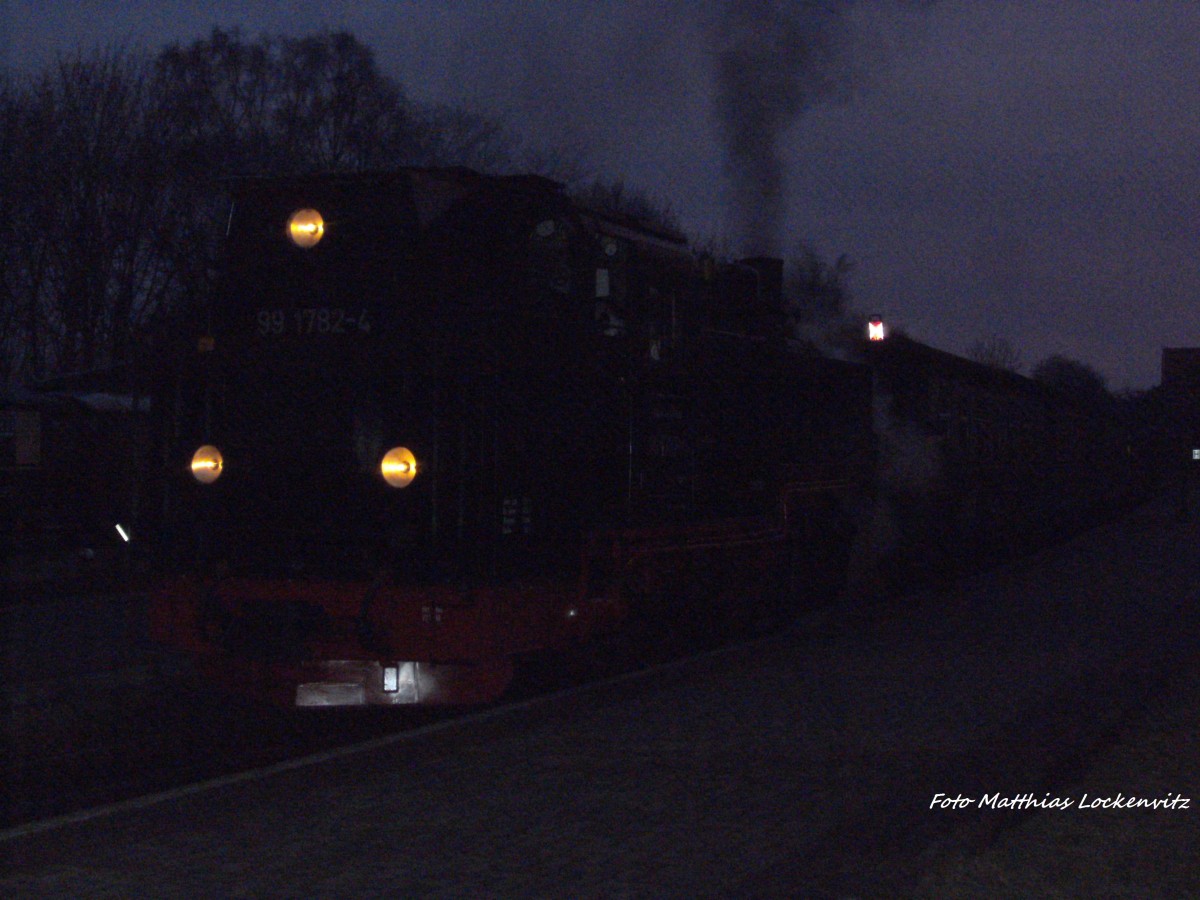 RüBB 99 1782 steht zu Abfahrt nach Ostseebad Göhren im Bahnhof Putbus bereit am 5.1.14