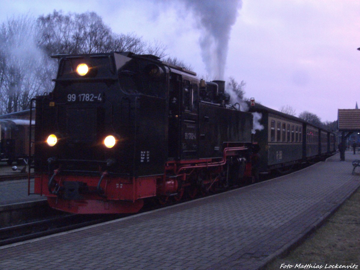 RüBB 99 1782 steht zu Abfahrt nach Ostseebad Göhren im Bahnhof Putbus bereit am 5.1.14