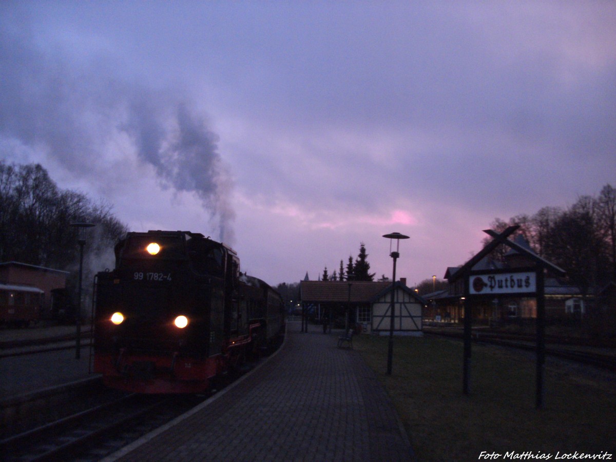 RüBB 99 1782 steht zu Abfahrt nach Ostseebad Göhren im Bahnhof Putbus bereit am 5.1.14