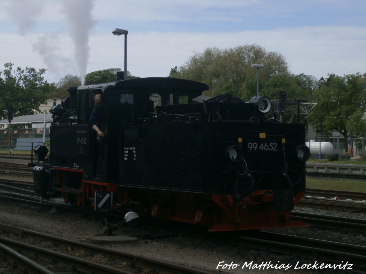 RBB 99 4652 fhrt fr Fhrerstandsmitfahrten im Putbusser Bahnhof hin und her am 31.5.15