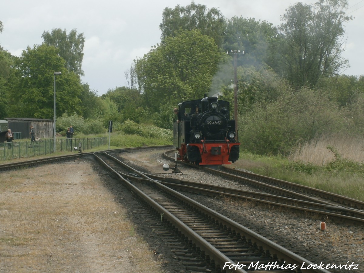 RBB 99 4652 ist fr Fhrerstandsmitfahrtem im Putbusser Bahnhof unterwegs am 30.5.15