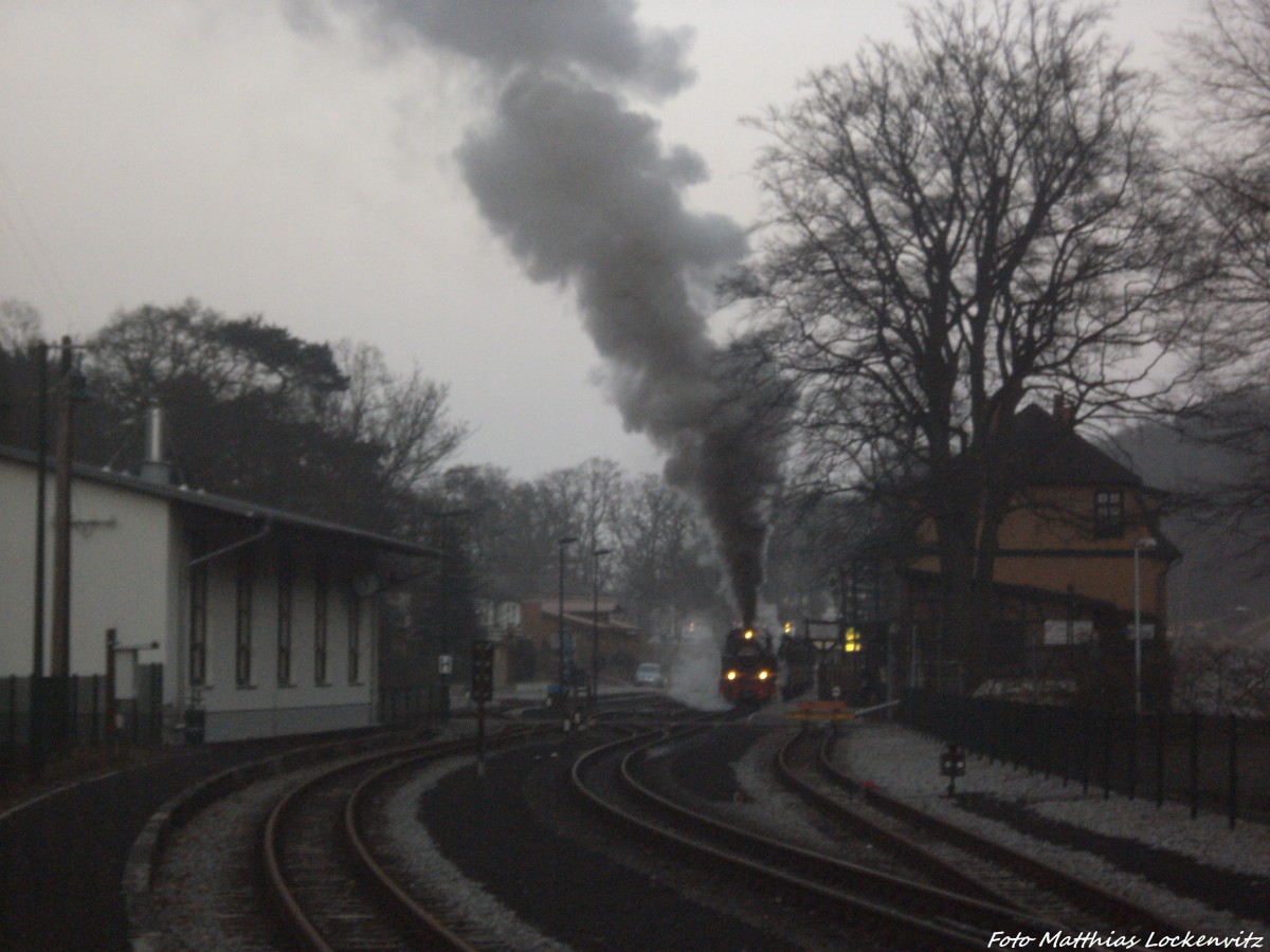 RBB 99 4802 beim Verlassen des Bahnhofs Ostseebad Ghren in Richtung Putbus am 6.3.14