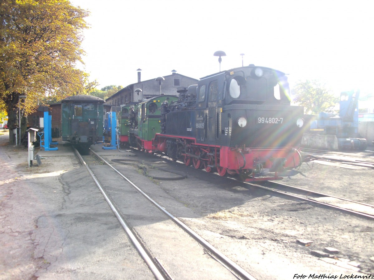 RBB 99 4802, Mh 52 & Mh 53 abgestellt vorm Kleinbahn Bw in Putbus am 1.10.13