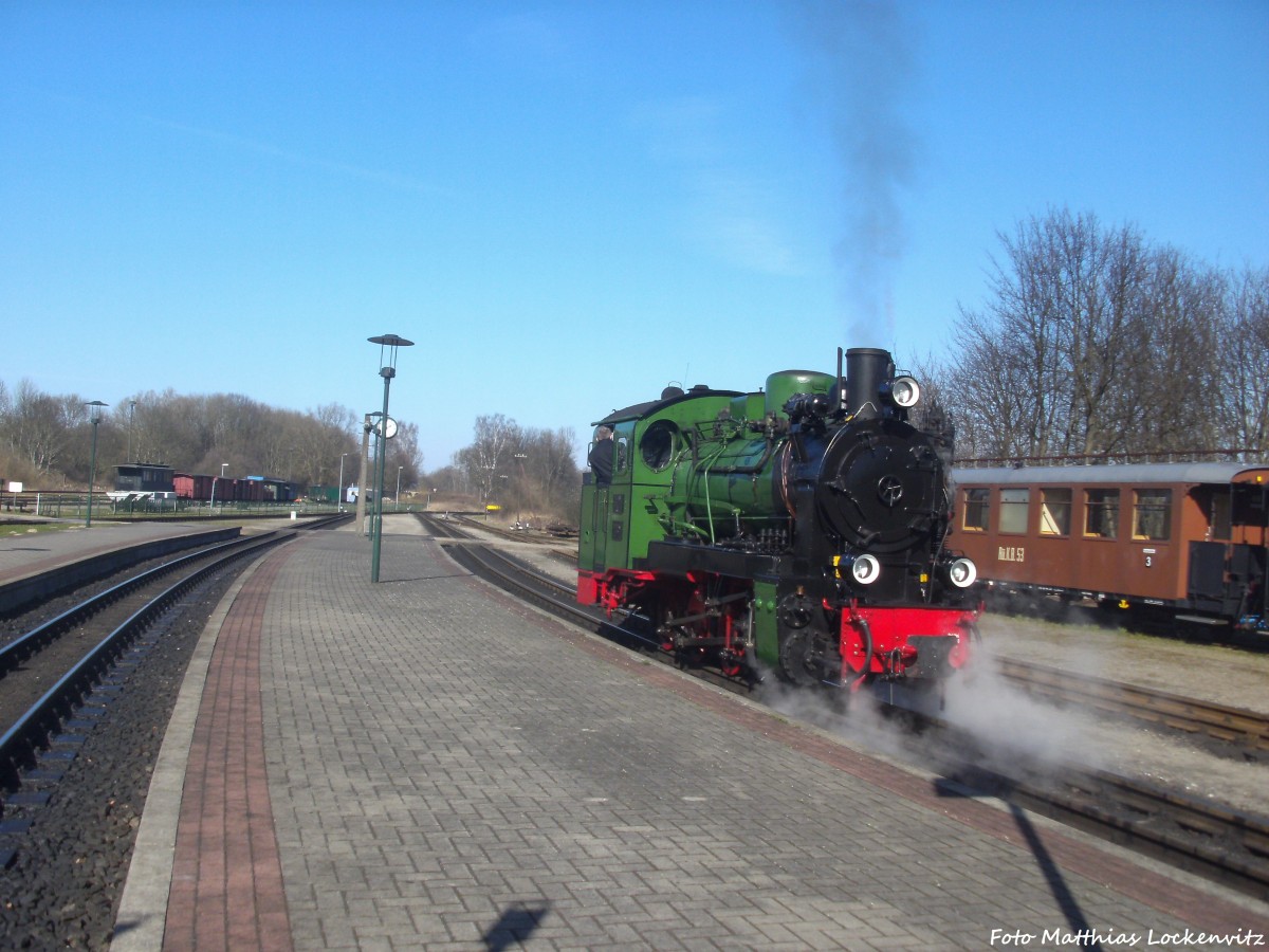 RüBB Mh 52 unterwegs zu seinem Zug im Bahnhof Putbus am 20.3.14