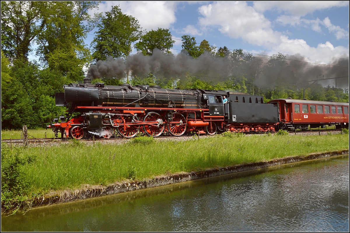 Rckkehr von der Fahrt an den Bodensee. 01 202 am Thurkanal in Brglen. Mai 2015.