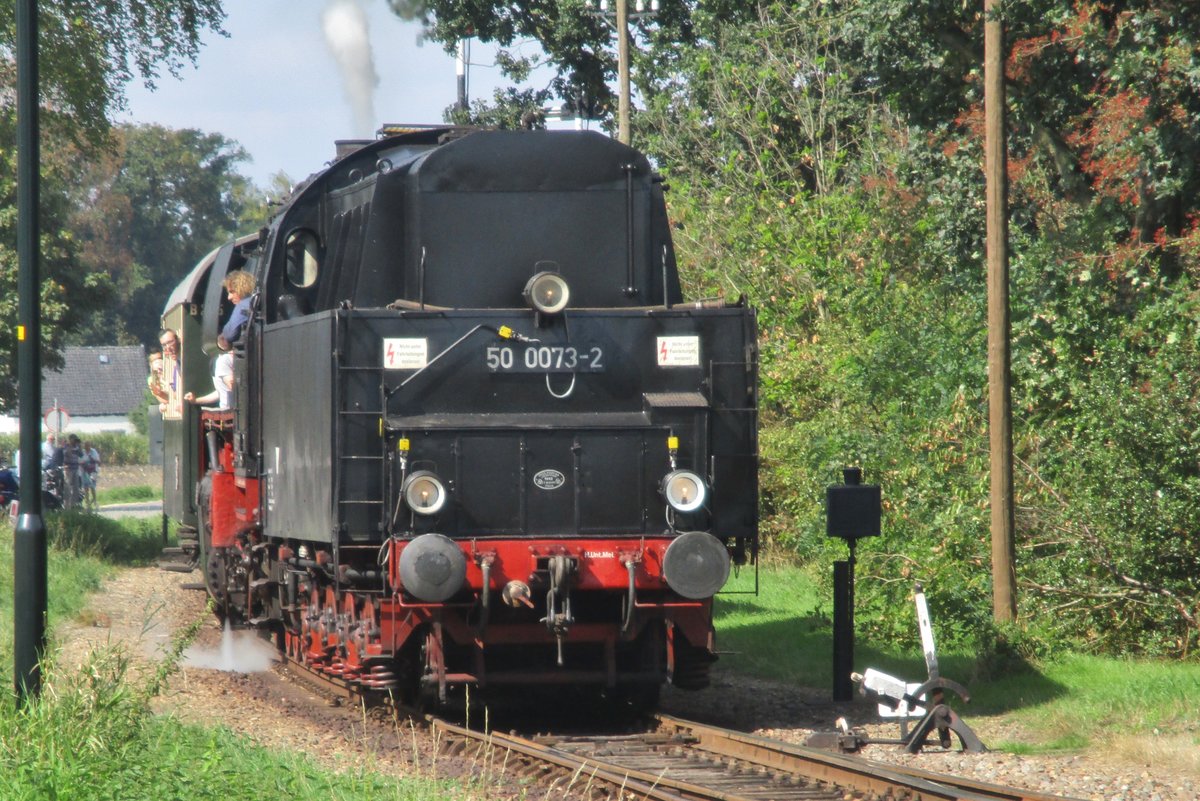 Rückwárts fahrend treft während das Terug naar Toen Spektakel VSM 50 0073 mit ein Dampfpendel aus Apeldoorn am 2 September 2018 in Beekbergen ein.