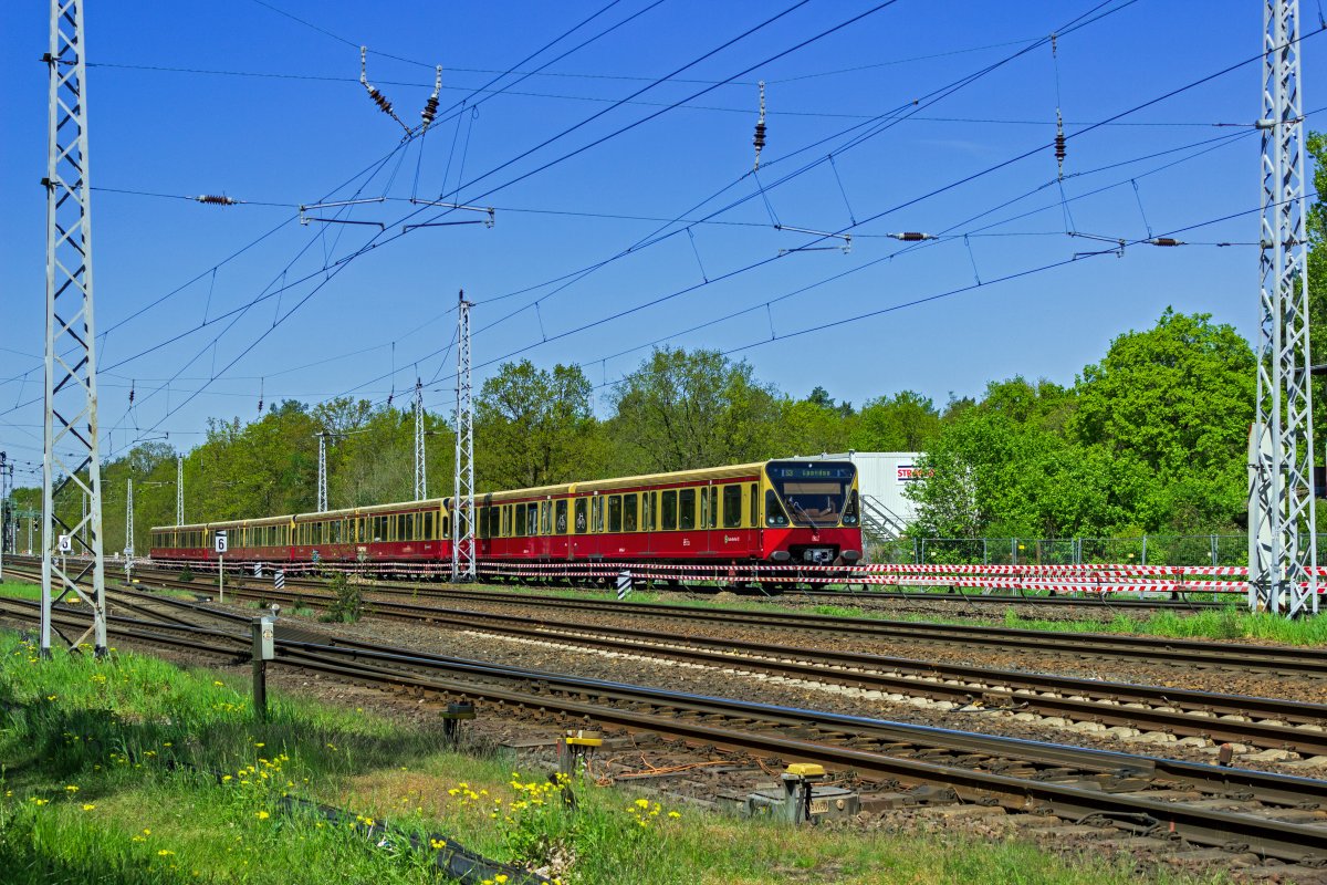 Rund um den Bahnhof Berlin-Kpenick finden seit dem Frhjahr 2023 umfangreiche Bauarbeiten statt, denn der Bahnhof soll mit einem zustzlichen Bahnsteig fr den Regionalverkehr ausgestattet werden. Dafr werden auch die Gleise der S-Bahn teilweise neu trassiert und die vom Auenring kommenden Gtergleise werden erst hinter den Bahnsteigen in die Strecke nach Frankfurt eingefdelt. Eine S3 nach Spandau mit 480 044 am Zugschluss fhrt am 08.05.2023 durch den bauzeitlich eingleisigen Abschnitt am Bft Stadtforst.