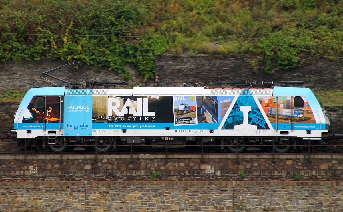 Rurtalbahn Cargo/Railpool 186 110-3  Rail Magazine  im Seitenportrait aufgenommen von der Stadtmauer in Oberwesel(Ohne Türme)auf der rechten Rheinseite. 13.09.2013