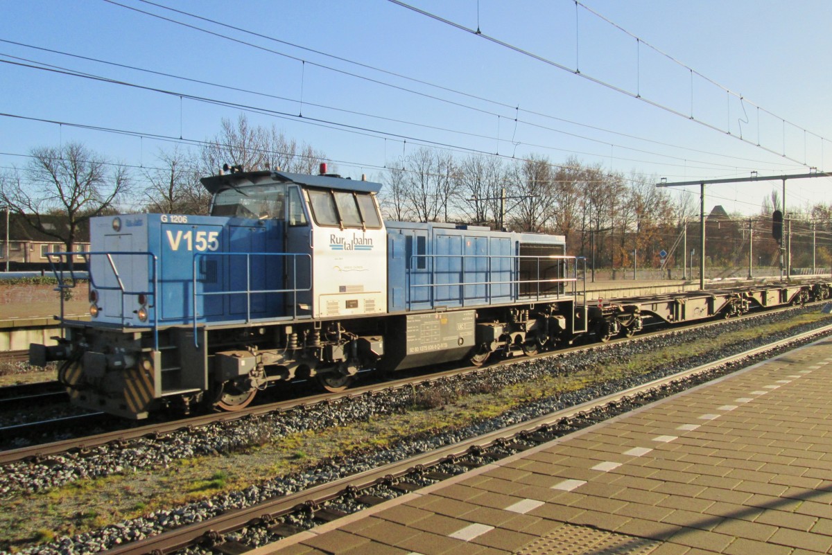 Rurtalbahn V 155 schleppt ein leeren Containerzug durch Boxtel am 6 Dezember 2014.