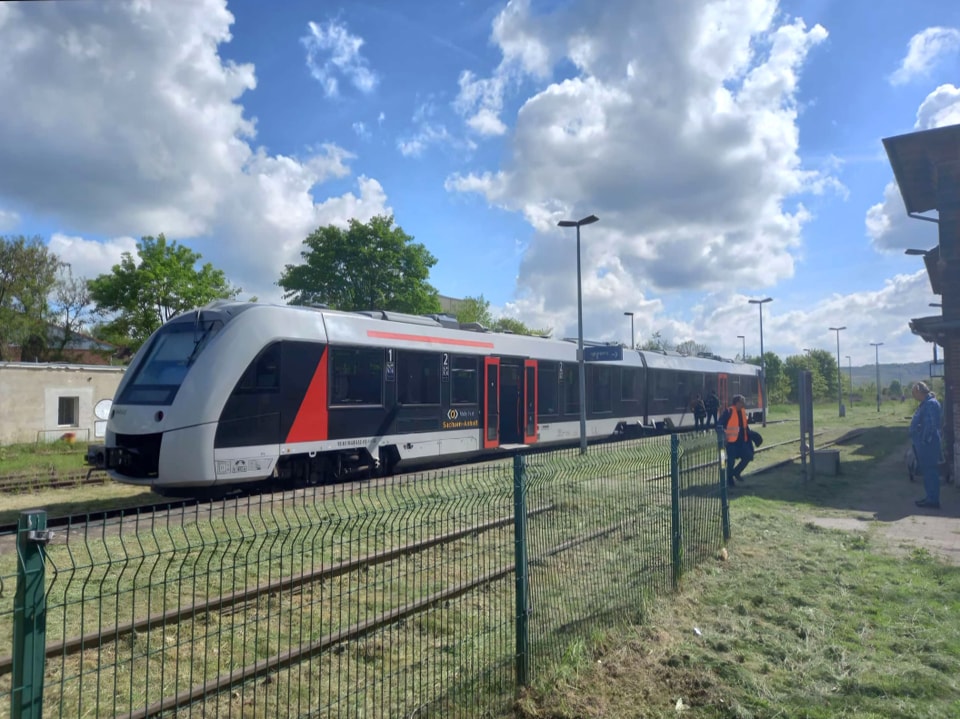 RVSD 1648 432-0 als RB 80555  Markt-Express  nach Naumburg (S) Ost, am 07.05.2025 in Ro�leben. Immerhin 15 Fahrg�ste nutzten das Angebot der IG Unstrutbahn ab Ro�leben. (Foto: F. Fischer)