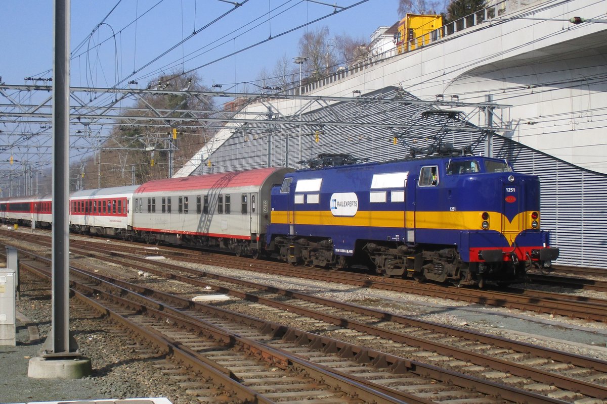 RXP 1251 treft mit ein Alpen-Express am 4 Mrz 2018 in Arnhem Centraal ein. Bis 2011 war 1251 Eigentum von HUSA. 