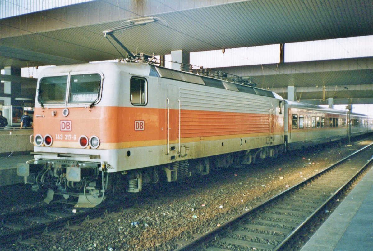 S-Bahn 143 317 steht am 23 Juli 1998 in Dsseldorf Hbf.