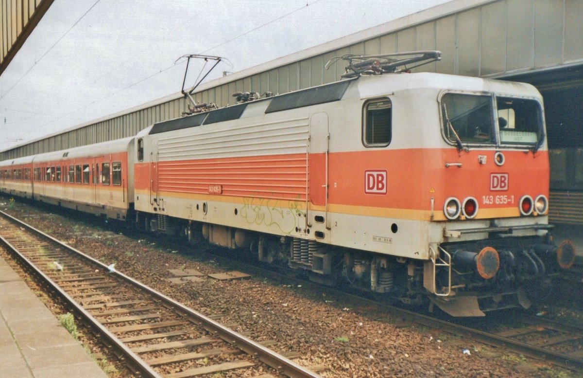 S-Bahn 143 635 steht am 23 Juli 1998 in Duisburg Hbf.