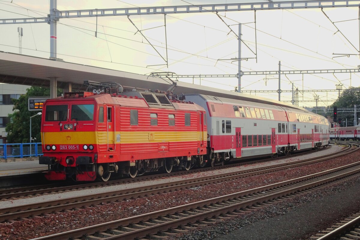 S-Bahn mit 263 005 treft am 24 Juni 2022 in Trnava ein. 